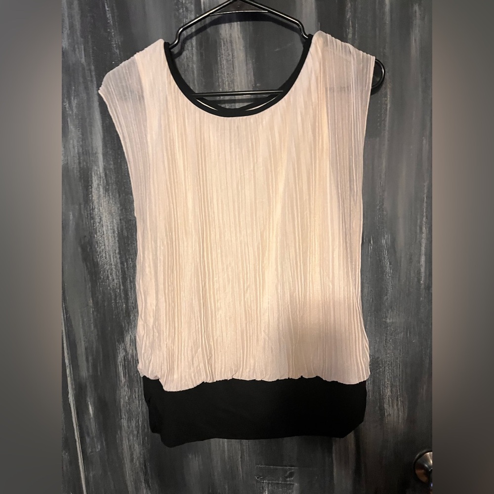 Chic Sleeveless Black and Cream Blouse